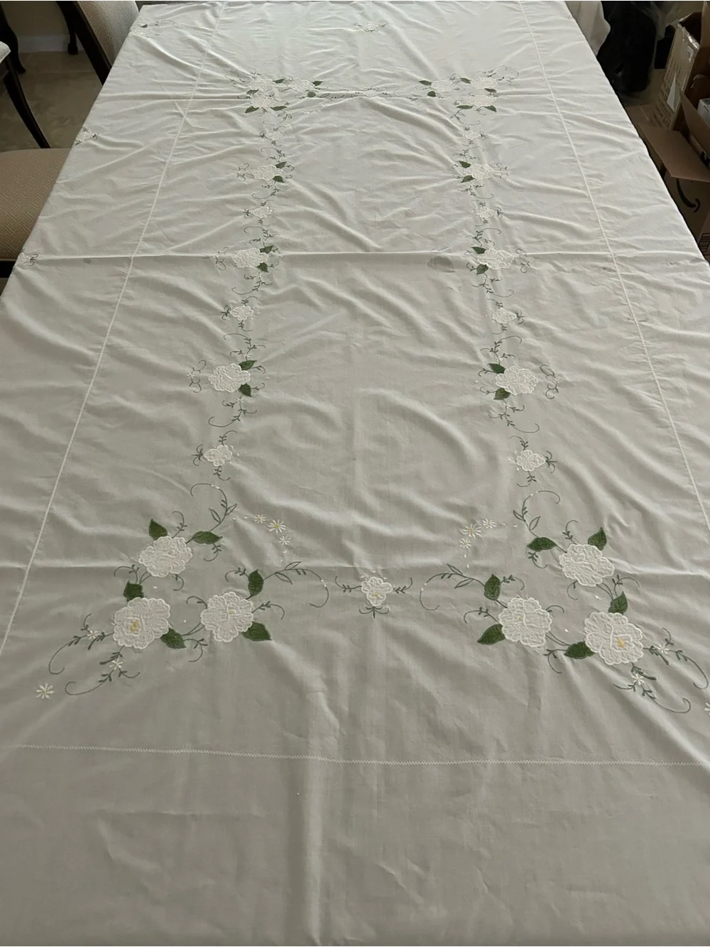 Vintage Floral Embroidered Tablecloth 98x64 AND Set of 14 Napkins White Elegant